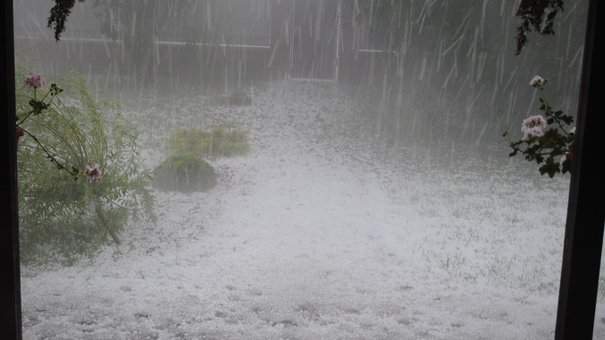 В Івано-Франківську – рясний град розміром з горіх