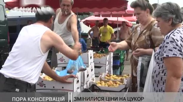 Львів’яни почали скуповувати фрукти для консервацій