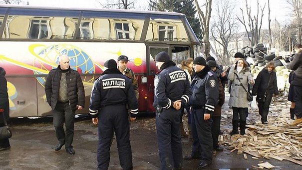 Щоб звільнити ЛОДА від активістів, привезли автобус спортсменів