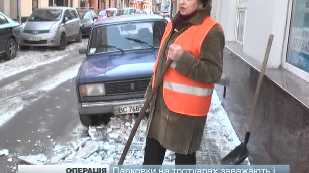 Львівські комунальники залучають до прибирання евакуатори