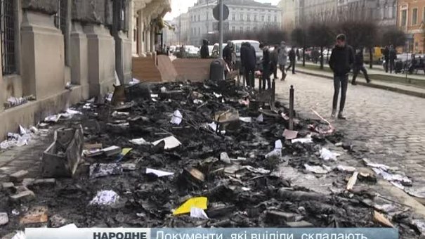Львів'яни вирішили прибирати згарища після нічних погромів