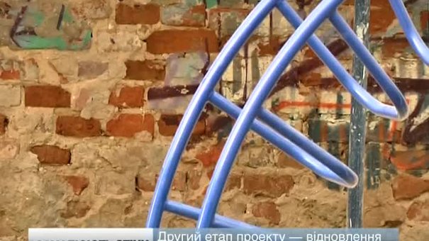 У Львові на площі Святого Теодора розмалюють стіни