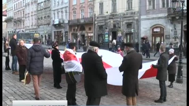 У Львові сябри розгорнули прапор та співали повстанські пісні