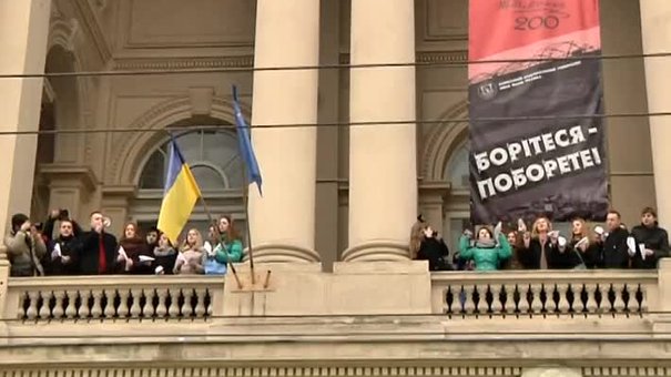 Львівські студенти запустили паперові літачки на підтримку Надії Савченко 