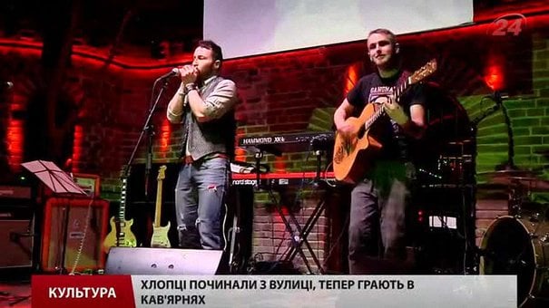Музиканти-переселенці з Криму на вулицях Львова виконують кримськотатарські мотиви