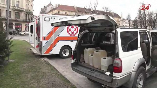 У Львові освятили автомобілі з медикаментами і пасками, які вирушили в зону АТО