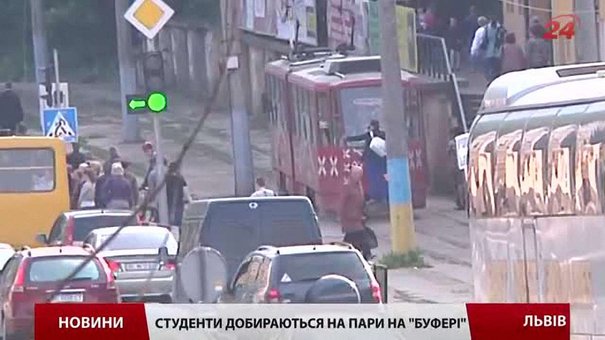Львівські «зайці» їздять на дахах та буферах трамваїв