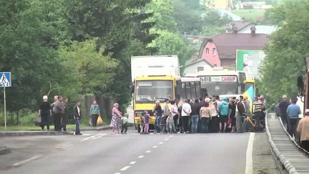 Трасу Львів-Шегині заблокували селяни, вимагаючи встановити світлофор