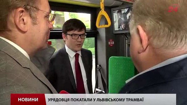 Садовий покатав міністра на львівському трамваї
