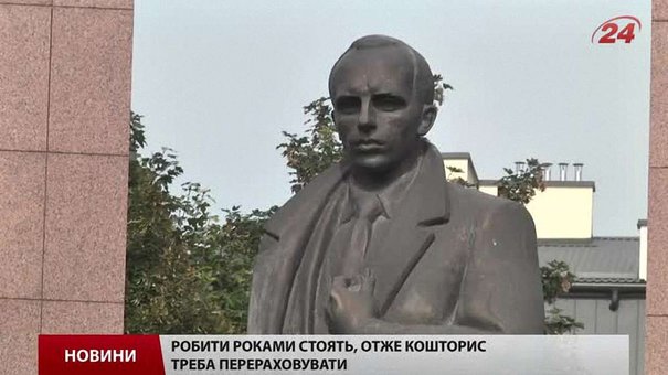 Пам'ятник Бандері у Львові руйнується на очах