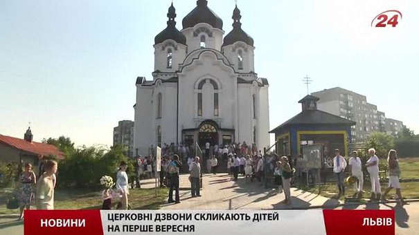 Львівські школярі замість святкової лінійки провели патріотичний флешмоб