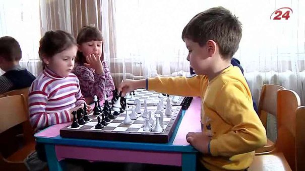 У 14 львівських дитсадках дошкільнят вчать гри у шахи