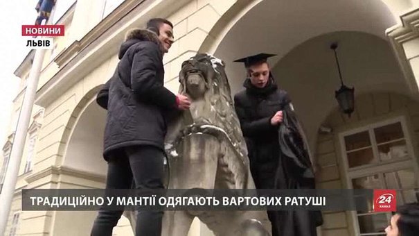 Львівські студенти на площі Ринок одягнули левів у мантії