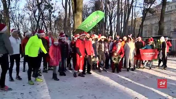 У львівському парку відбувся забіг Санта-Клаусів