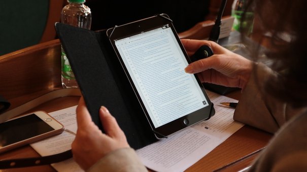 Депутати Львівської міськради отримали планшети іРad mini