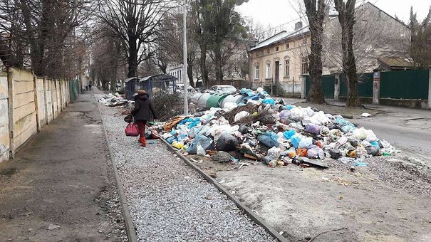 Через проблеми з вивозом сміття  у Львові можуть закрити школи та садочки