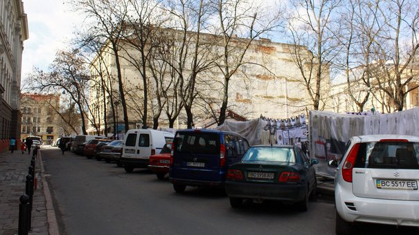 Львівська мерія дозволила створення закритого паркінгу навколо ринку «Вернісаж»