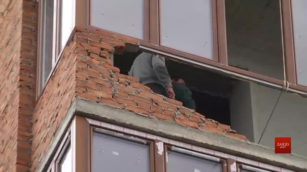 Через буревій в скандальній новобудові у Рясному обвалилися балкони