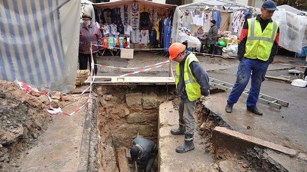 Під час розкопок у центрі Львова археологи знайшли фрагмент муру XV століття