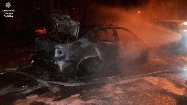 П’яний чоловік розтрощив та спалив дві машини у Львові