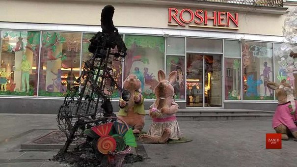 У центрі Львова невідомі спалили фігуру зайця біля магазину Roshen