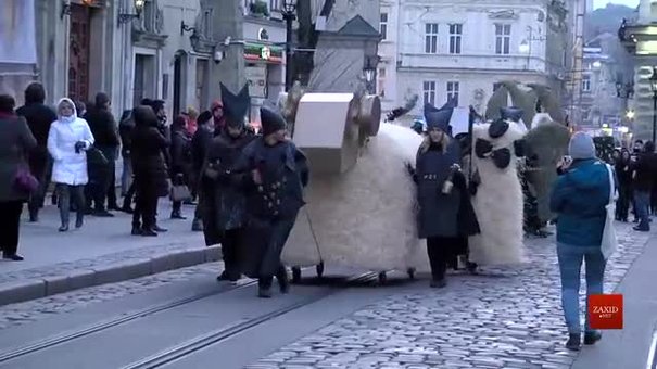 У центрі Львова колядував вертеп-карнавал із гігантськими фігурами