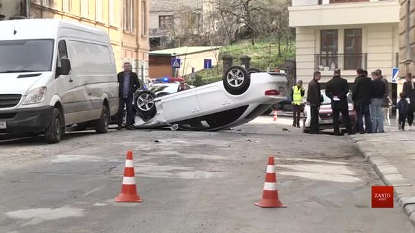 На вулиці Лисенка у Львові Audi протаранило три припарковані автомобілі та перекинулося
