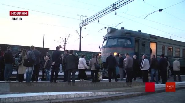 У потязі, який пасажири блокували в Пустомитах, збільшать кількість вагонів