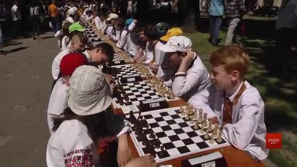 У центрі Львова влаштували дитячий шаховий турнір у вишиванках