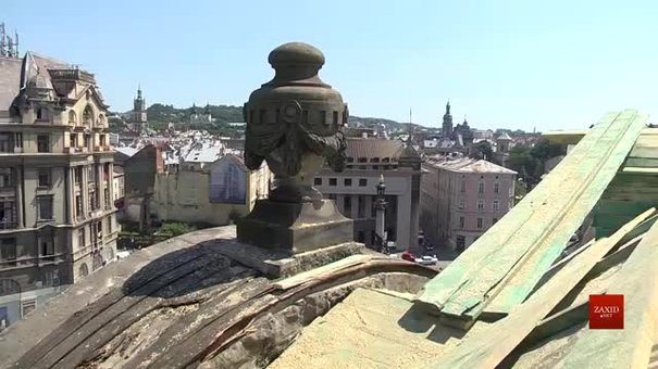 На площі Міцкевича у Львові реставрують дах будинку