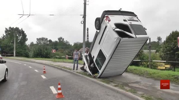 Внаслідок ДТП на Сихівському мосту мікроавтобус перекинувся на дах