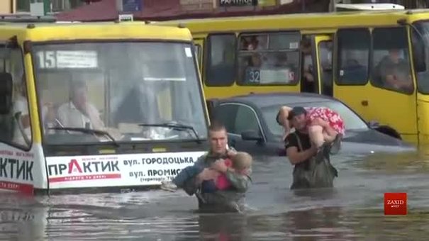 Львівські рятувальники на руках виносили пасажирів з підтоплених маршруток