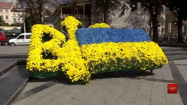 На площі перед пам’ятником Тарасові Шевченкові створили прапор та тризуб із квітів