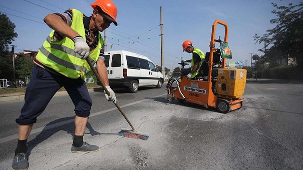 У Львові вперше застосували нову технологію ремонту тріщин в асфальті