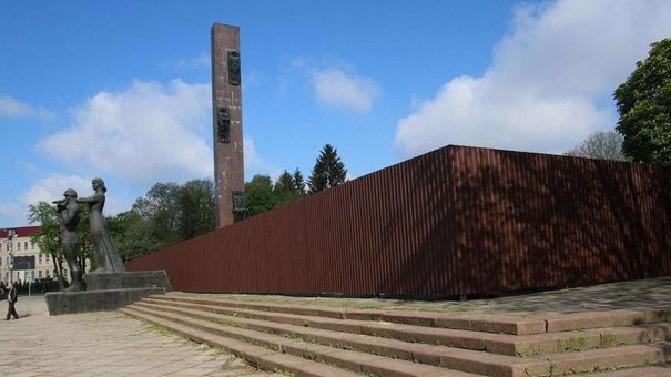 Львівська міськрада отримала технічні висновки щодо демонтажу стели Монумента слави