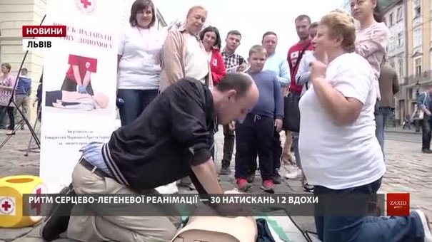 У центрі Львова школярів навчали надавати першу допомогу після ДТП