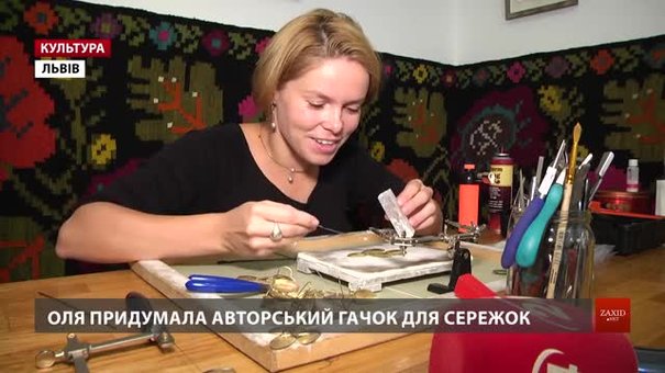 Львівська мисткиня Оля Кравченко малює стилізовані образи на прикрасах