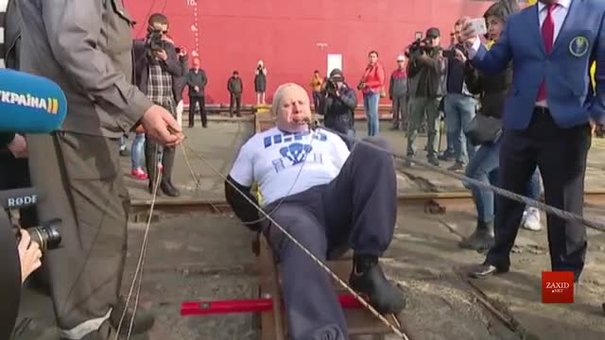 Львівський богатир Олег Скавиш потягнув зубами 614-тонний корабель
