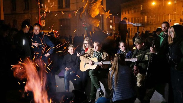 Біля нового пам’ятника ЗУНР у Львові пластуни запалили стрілецьку ватру