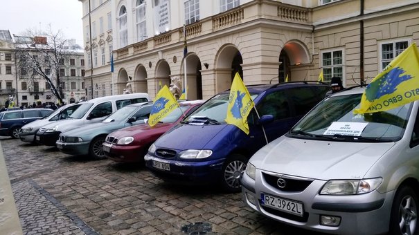 Кількадесят активістів «Авто Євро Сили» розпочали акцію протесту біля львівської мерії