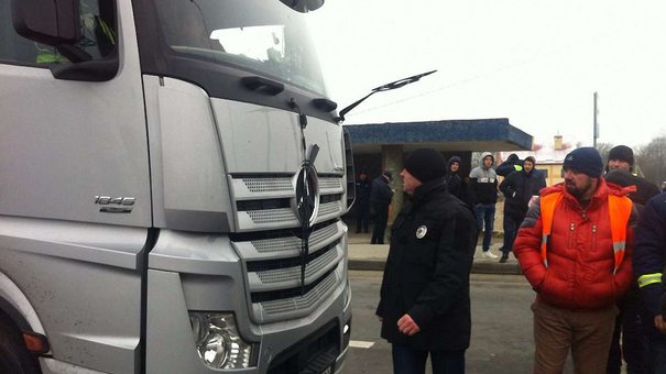На Львівщині стався конфлікт між активістами «Авто Євро Сила» та водієм вантажівки