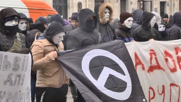 Приїжджі праворадикали в масках влаштували вуличну акцію біля львівської мерії