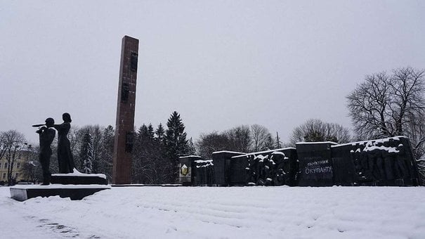 У Львові розпочинають демонтаж 30-метрової стели Монументу слави 