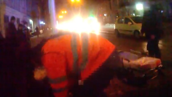 На магістральній львівській вулиці невідомий намагався повіситись на світлофорі