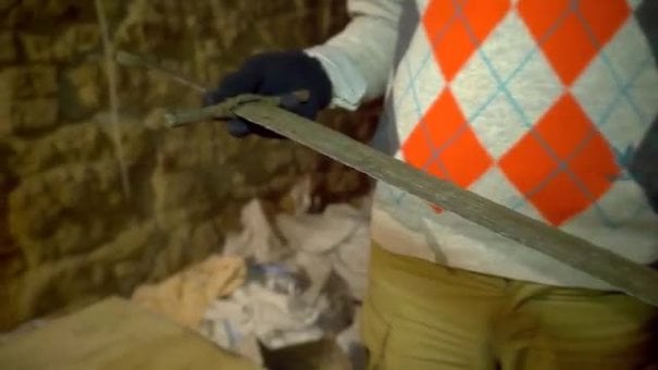 У львівському підземеллі під час ремонтних робіт знайшли середньовічний меч