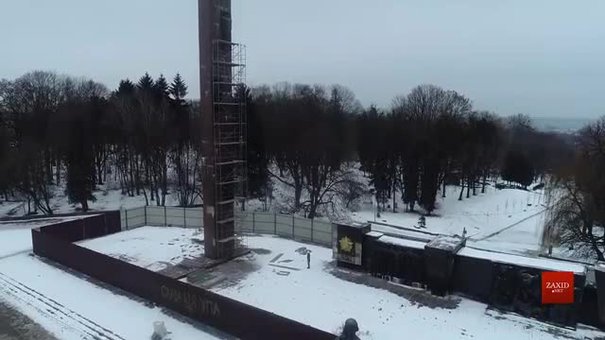 Стелу Монумента cлави у Львові обгородили риштуванням для демонтажу