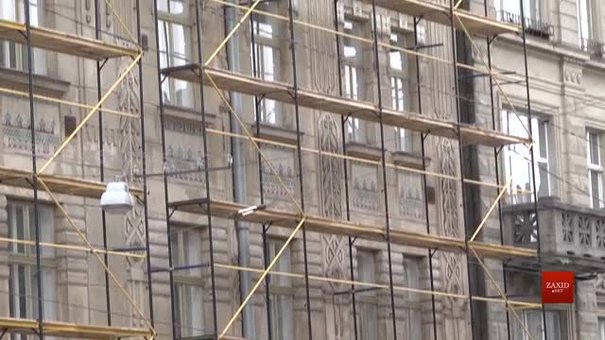 Обвалений фасад львівської поліклініки №1 відреставрують