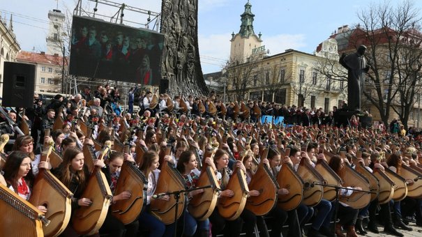 У центрі Львова понад 400 бандуристів одночасно виконали «Заповіт» Тараса Шевченка