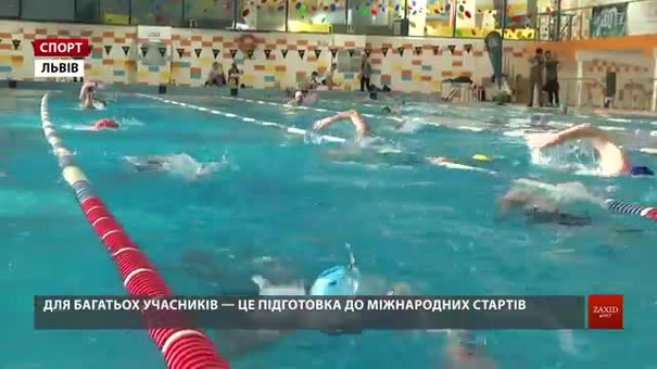 У Львові 32 атлети взяли участь у безперервному годинному запливі у басейні