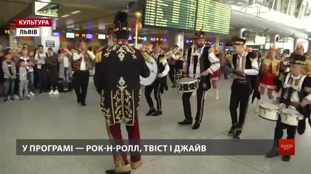 У львівському аеропорту влаштували традиційний флешмоб до Дня міста